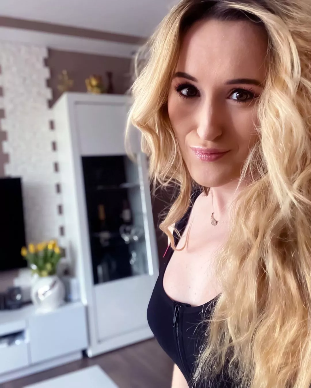 Cudowna gwiazda disco polo odważnie odsłoniła biust! Fani oniemieli z zachwytu! 